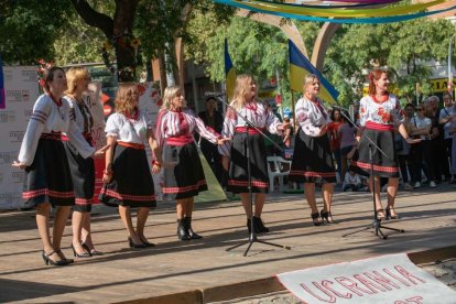 Imatge d'arxiu d'un grup de dones amb vestimenta tradicional del país.