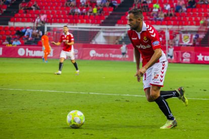 Ferran Giner ocuparà el lloc del sancionat Bonilla al lateral esquerre.