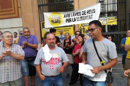 Cabrera y Cid recibieron el apoyo de independentistas antes de acceder al Palacio de Justicia.