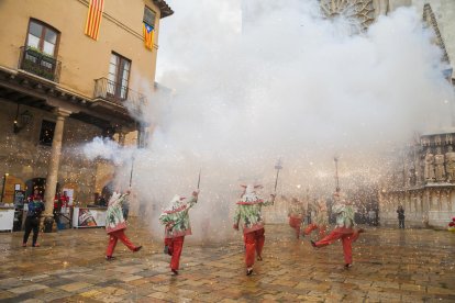 El fuego bajo la lluvia, una de las imágenes que ha dejado la Diada.