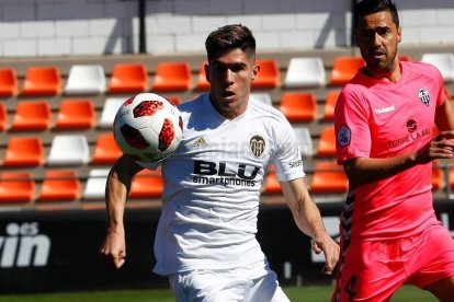 Lolo Plá, durante un partido disputado con el Valencia Mestalla esta temporada.