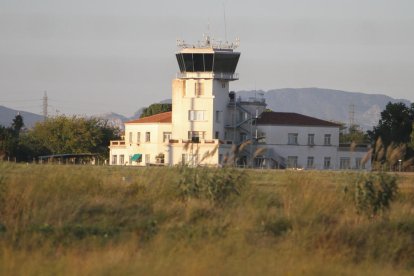 Una imatge d'arxiu de la torre de control de l'Aeroport de Reus.