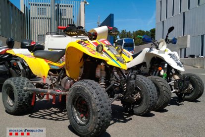 Plano general de unos quads reparados con piezas robadas en un taller clandestino ,al barrio tarraconense de Torreforta. Se han detenido los mecánicos. Los quads se encuentran en dependencias policiales en Tarragona.