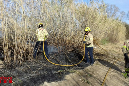 Una dotació de Bombers treballant al lloc de l'incendi.