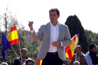 Albert Rivera a encima del escenario durante un acto de Ciudadanos en l'Hospitalet de Llobregat.