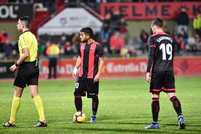 Imagen de los rojinegros Gus Ledes y Àlex Carbonell durante el partido contra el Mallorca en el Estadi Municipal.