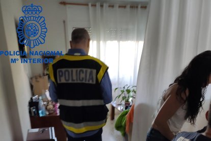 Desmantellament d'una xarxa d'explotació sexual a Calafell, i d'agents policials i una noia dins d'un dels pisos on s'exercia la prostitució.