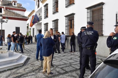 Imatge del minut de silenci convocat davant l'Ajuntament de Zubia.