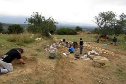 Investigadors treballant al jaciment dels Tossals d'Aldover.