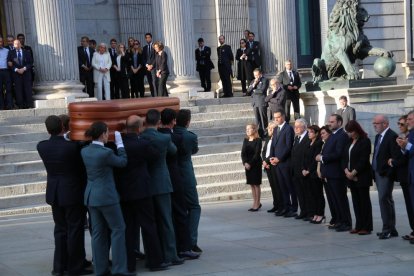 El fèretre de Rubalcaba, a les portes del Congrés, amb Sánchez i la plana major dels governs socialistes a les escales.