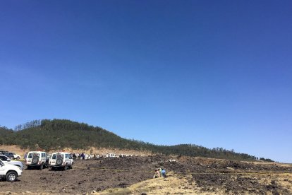 Imagen del lugar donde se ha producido el siniestro de un avión de Ethiopian Airlines en la zona de Bishoftu, cerca de de Adís Abeba.