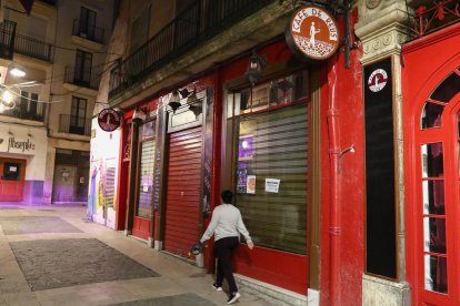 Un cartel en la fachada del establecimiento anuncia el paro temporal de la actividad.