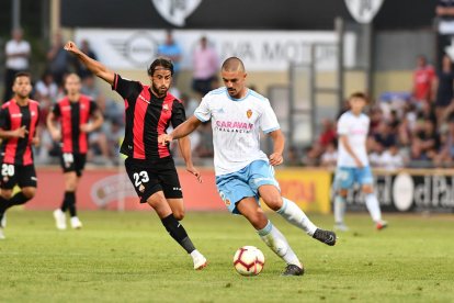 Mario Ortiz, durant un moment del Reus-Zaragoza d'aquesta temporada i, a l'esquerra de la imatge, en segon terme, Gus Ledes.