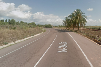 El vehicle ha quedat bolcat al voral de la carretera.