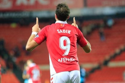 Sadik celebrant el gol de la victòria.