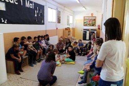 Los alumnos de la comunidad de mediados del instituto escuela Montsant -con los niños de 1º, 2º y 3º de primaria- conversando en grupo.