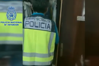 Imagen de un agente de la Policía Nacional participando en uno de los registros.