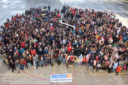 La comunidad educativa del centro se reunió en el patio como muestra de solidaridad con los enfermos de cáncer.