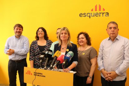 Los seis concejales de ERC en Reus, después de las elecciones del 26-M, en rueda de prensa en el local de los republicanos, con la cabeza de lista Noemí Llauradó en el centro, hablando de pactos postelectorales.