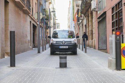 Un vehicle accedeix a la zona on està ubicada la barrera física.