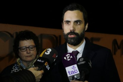 El president del Parlament, Roger Torrent, atenent els mitjans de comunicació després de la seva visita a Forcadell a la presó de Mas d'Enric, al costat d'Elin Jones, presidenta de Parlament de Gal·les.