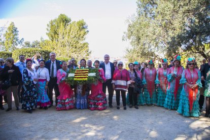 Representantes de las entidades andaluzas participantes en la ofrenda floral, con los alcaldes de Tarragona y de Reus en el Campo de Marte.