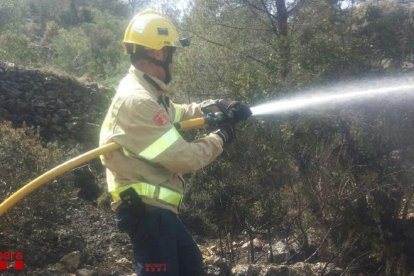 Imagen de archivo de un bombero trabajando en un fuego.