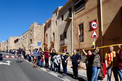 Imatge de la cadena humana al casc antic de la Selva.