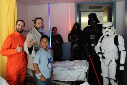 Imatge de la visita dels personatges d'Star Wars a l'Hospital Joan XXIII.