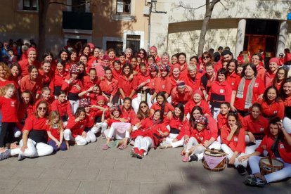 Fotografia de família de les Castelleres de Barcelona durant la diada a Vilafranca del Penedès.