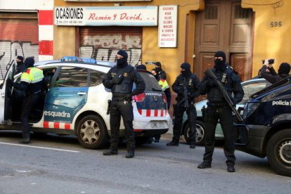 Imagen del momento en que la policía se lleva detenido a un chico de la calle Consell de Cent 596 a raíz de la operación antiterrorista.