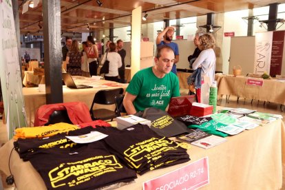 Un dels expositors d'ÀGORA, la Fira de l'Economia Social i Cooperativa de les Terres de l'Ebre, celebrada a Ulldecona.