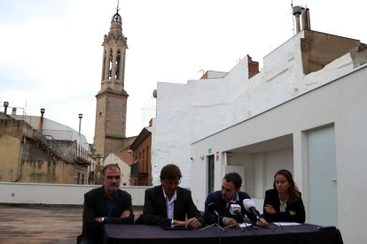 Els organitzadors en la presentació de la 13a Nit de Castells, entre ells del coeditor de la Revista Castells, Jordi Roigé; i la directora artística de la Nit de Castells; Maria Roig.