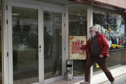 Imagen de la puerta de la sede de la CUP justo antes del inicio del Consejo Político.