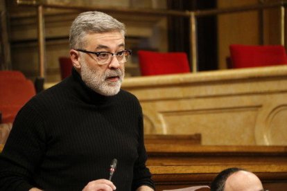 El diputado de la CUP Carles Riera interviene en el pleno del Parlament.