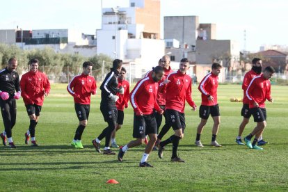 Els jugadors del Reus, en l'inici de l'entrenament d'avui.