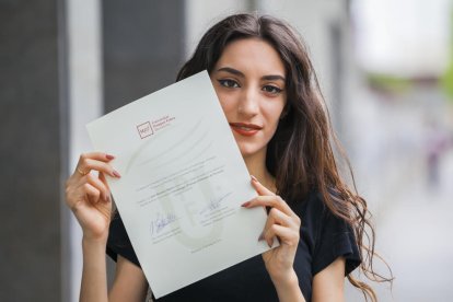 El estudiante Júlia Martínez con el documento que la acredita como ganadora del premio.