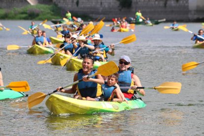 Un grup de quatre participants a la XVIII Piraguada, organitzada per la Plataforma en Defensa de l'Ebre, en l'instant de la seva arribada a Tortosa.