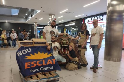 Representantes de Esclat y de la Cucafera, en el establecimiento comercial de Parc Central.