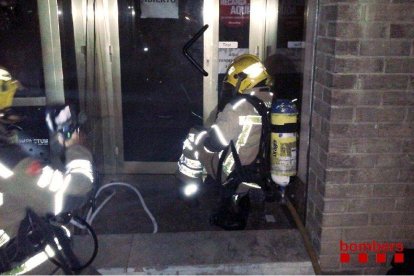 Imagen de los Bomberos trabajando en el incendio de una tienda de comestibles en Torreforta.