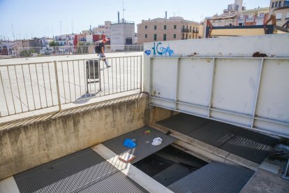 Estado que presenta la reja del edificio de la Pedrera.