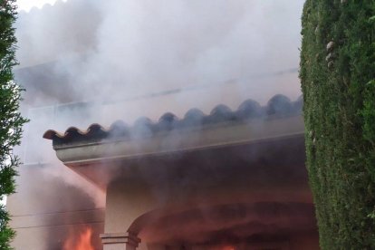 imagen del fuego, que se ha desarrollado completamente en la planta baja de la casa.