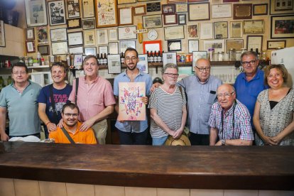 Miembros de la junta y colaboradores con Eduard Boada, que este año será el cañonero.