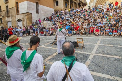 Les sis formacions van oferir la seva música a una plaça de les Cols que es va omplir per seguir en directe les actuacions.