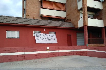 Pancarta con un texto contrario a la apertura de una mezquita en la calle Miquel Servet.