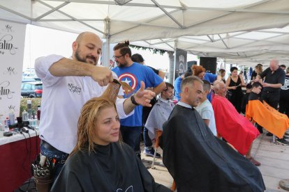 Todo tipo de gente se volcó, el domingo, para recaudar fondos para investigar el cáncer infantil.