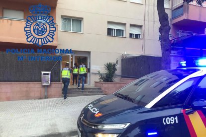 Imagen de agentes de la Policía Nacional actuando en el piso en cuestión, situado en la calle Josep Roqué i Tarragó.