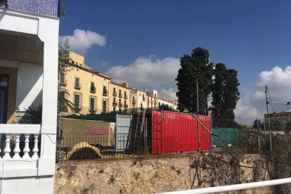 El solar que va ocupar l'Hostal del Sol, fotografiat des del jardí d'un veí del passeig de Sant Antoni.