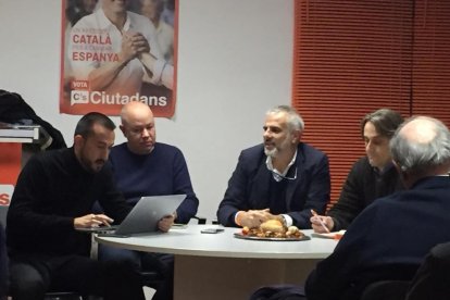 El diputat, Carlos Sánchez, a l'esquerra, durant una assemblea local del partit.