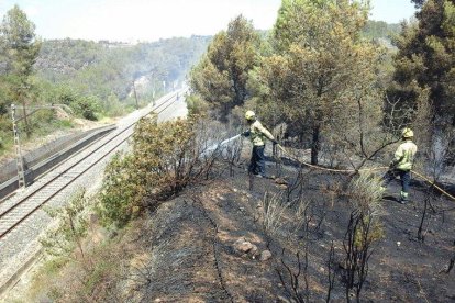 Un bombero trabajando al incendio de Salomó.